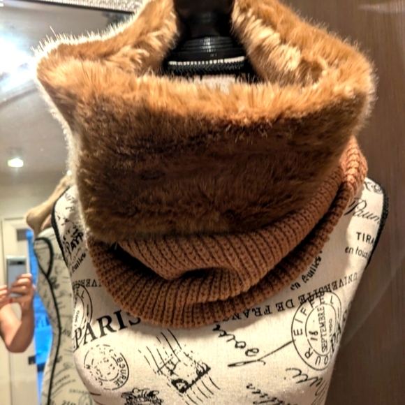 Banana Republic faux fur scarf - Picture 3 of 6